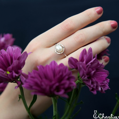 Tepaný prsten Perla (bílá)